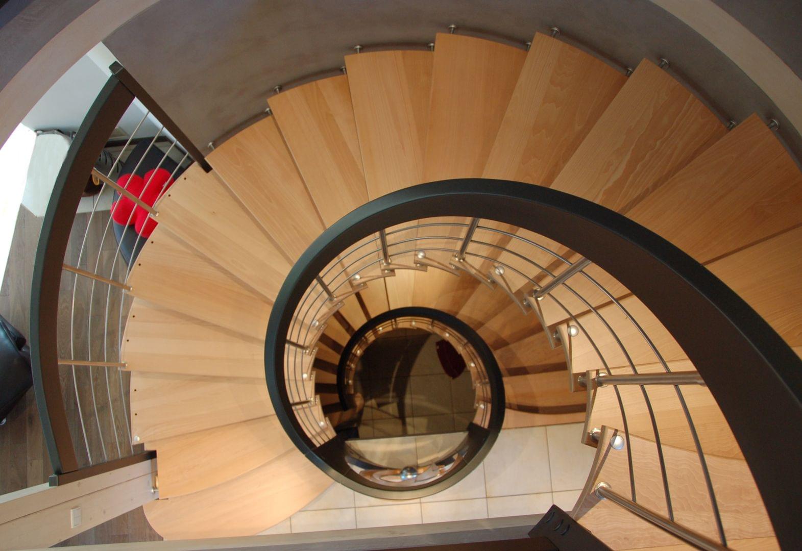 Escalier en colimaçon marches en bois rampe en métal Treppenmeister